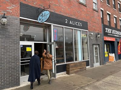 2 Alices Coffee Lounge - Newburgh