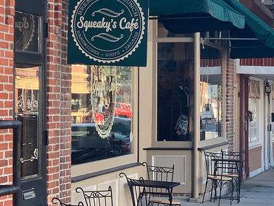 Squeaky’s Cafe and Tavern